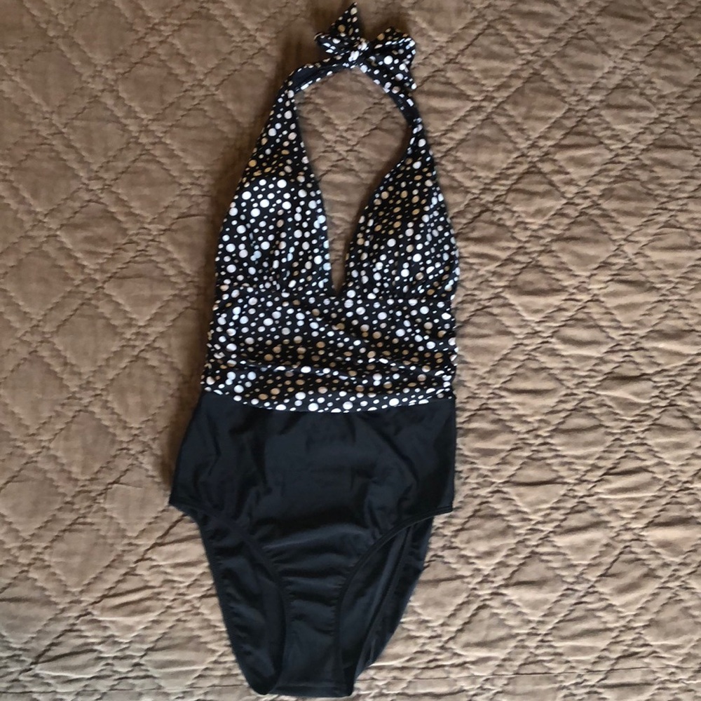 Venus black & white swimsuit 🌚